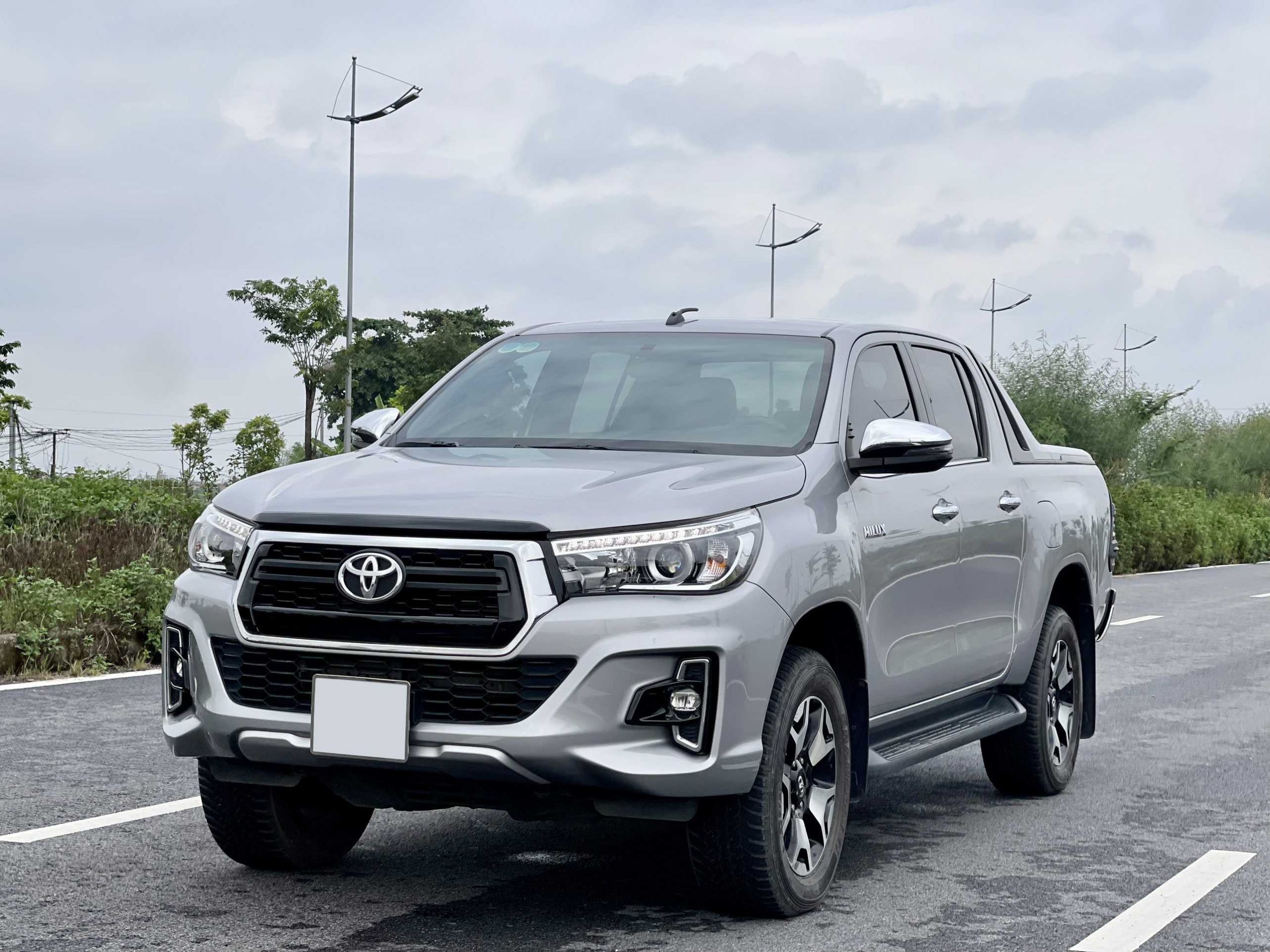 Giá niêm yết Toyota Hilux 2019 giảm tới 33 triệu đồng